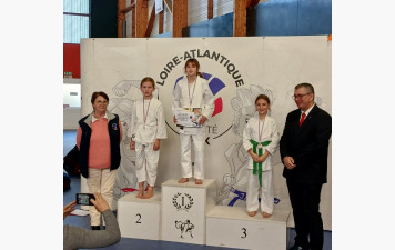 Kélya championne départementale combat et Julia vice-championne départementale combat